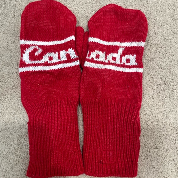 Canada red mittens - Picture 1 of 2